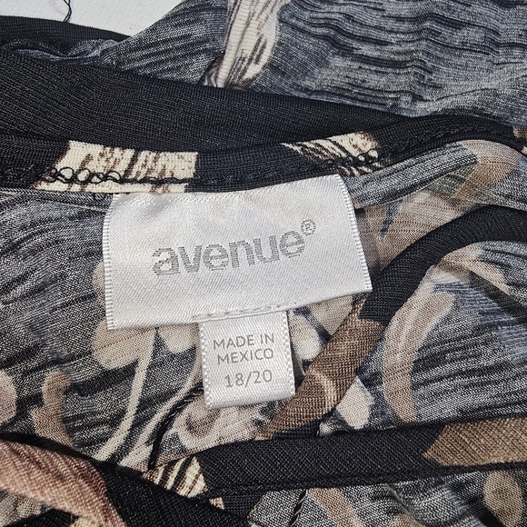 Avenue size 18/20 black with mauve floral half sleeve blouse. - Picture 7 of 8